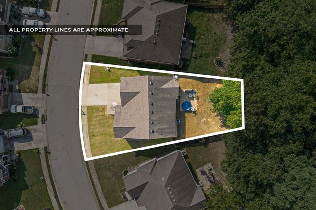 627 Hidden Valley Dr, Clarksville, TN 37040