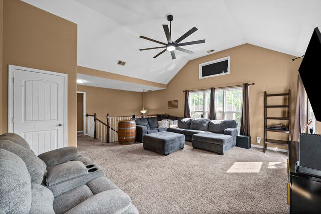 627 Hidden Valley Dr, Clarksville, TN 37040