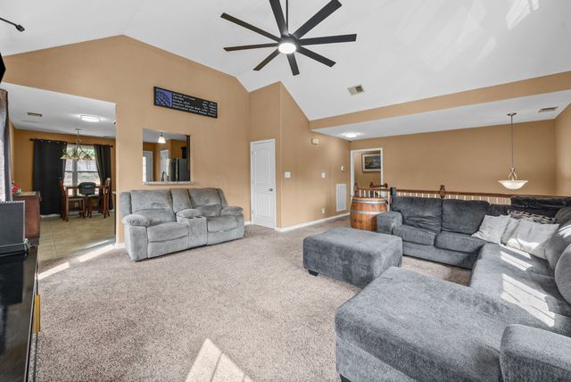 627 Hidden Valley Dr, Clarksville, TN 37040