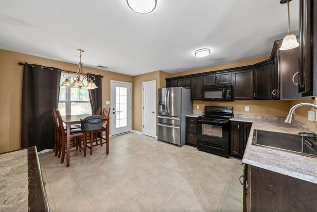 627 Hidden Valley Dr, Clarksville, TN 37040