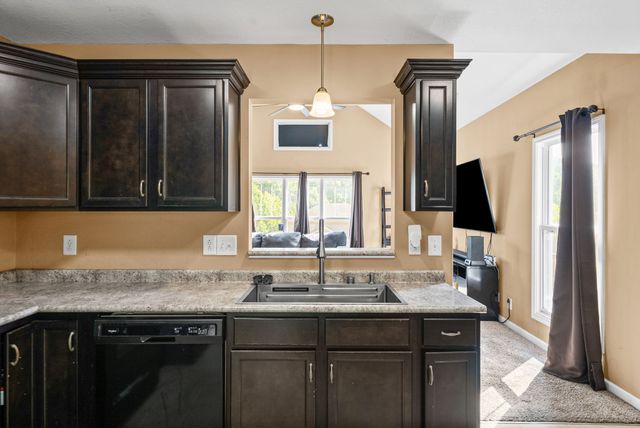 627 Hidden Valley Dr, Clarksville, TN 37040