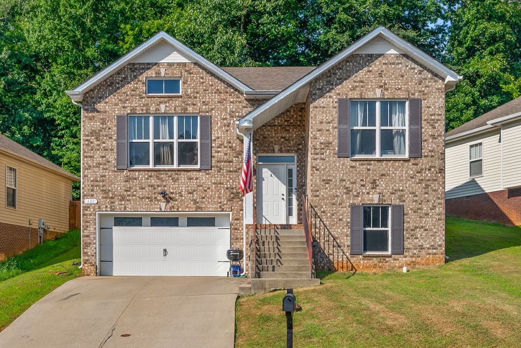 627 Hidden Valley Dr, Clarksville, TN 37040