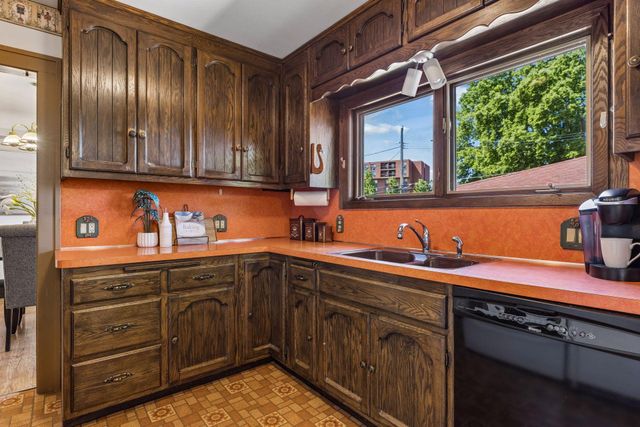3940 Lake Curve Avenue N, Robbinsdale, MN 55422