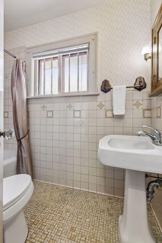 3940 Lake Curve Avenue N, Robbinsdale, MN 55422