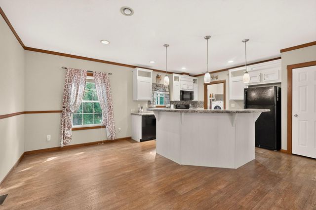 300 Flaming Oak DR, Bastrop, TX 78602