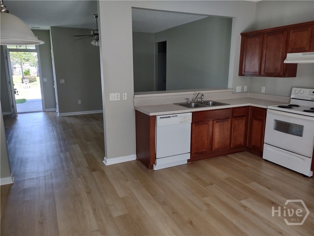 Image 4 of property listing at 123 Alexander Way, Richmond Hill, GA 31324
