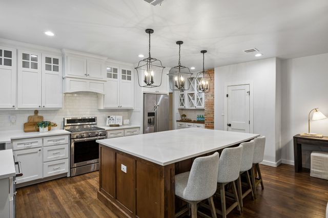 1050 N Windomere Avenue, Dallas, TX 75208