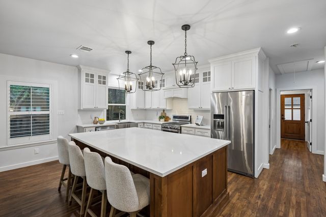 1050 N Windomere Avenue, Dallas, TX 75208