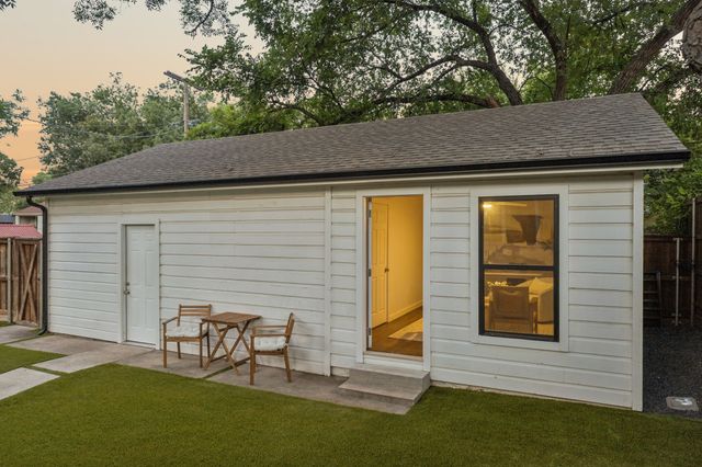 1050 N Windomere Avenue, Dallas, TX 75208