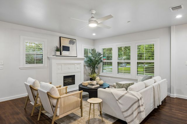 1050 N Windomere Avenue, Dallas, TX 75208