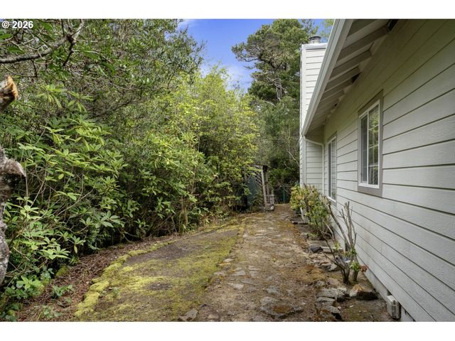 5096 WOOD LAKE Way, Florence, OR 97439