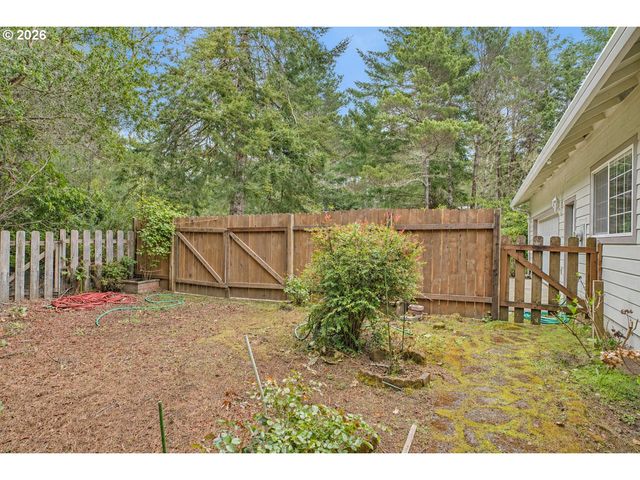 5096 WOOD LAKE Way, Florence, OR 97439