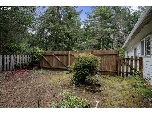 5096 WOOD LAKE Way, Florence, OR 97439