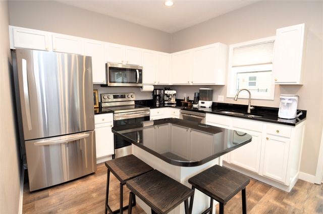 9160 Greenspire Drive 102, West Des Moines, IA 50266