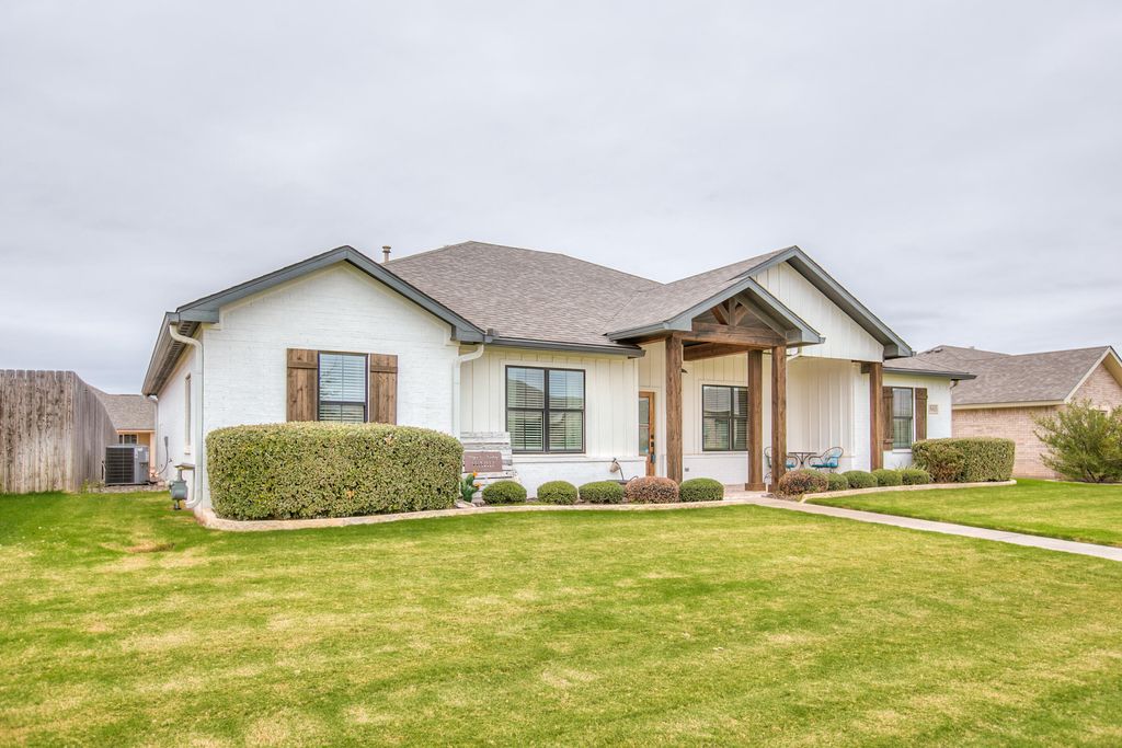 Image 2 of property listing at 5013 Red Oak Lane, San Angelo, TX 76904