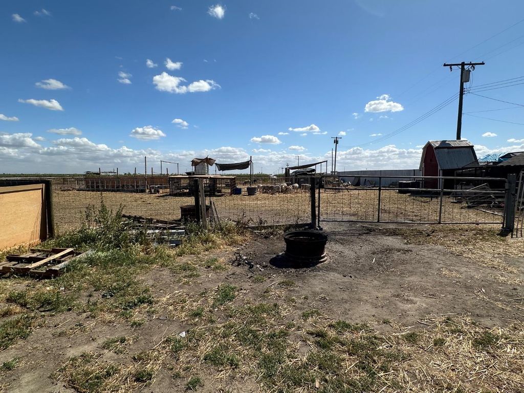 Image 10 of property listing at 7599 Avenue 152, Tipton, CA 93272