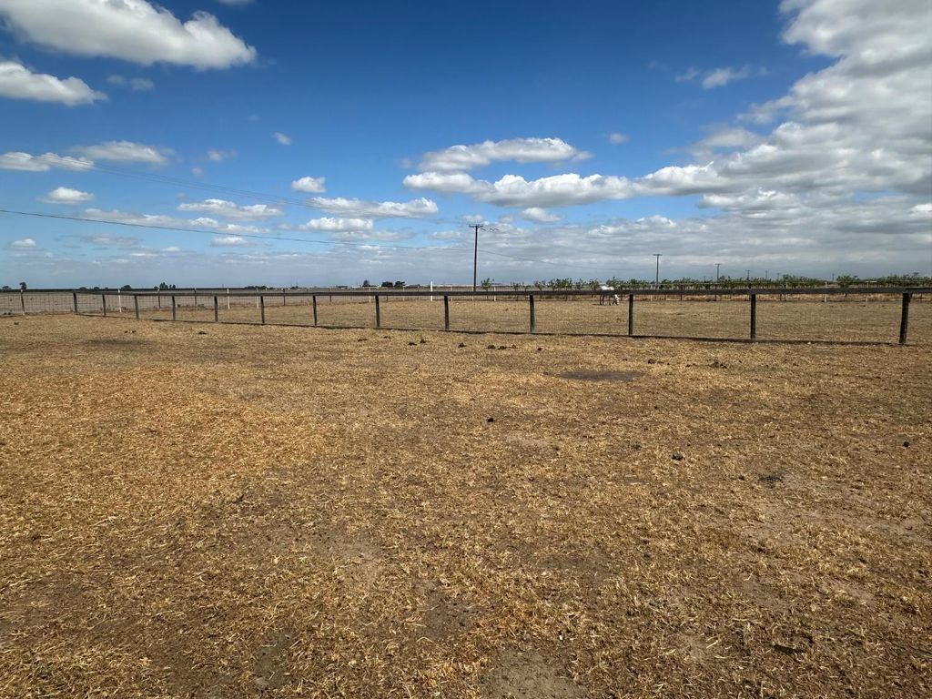 Image 13 of property listing at 7599 Avenue 152, Tipton, CA 93272