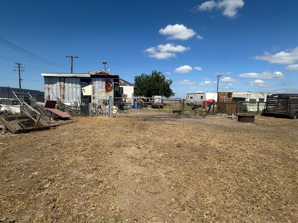 Image 15 of property listing at 7599 Avenue 152, Tipton, CA 93272