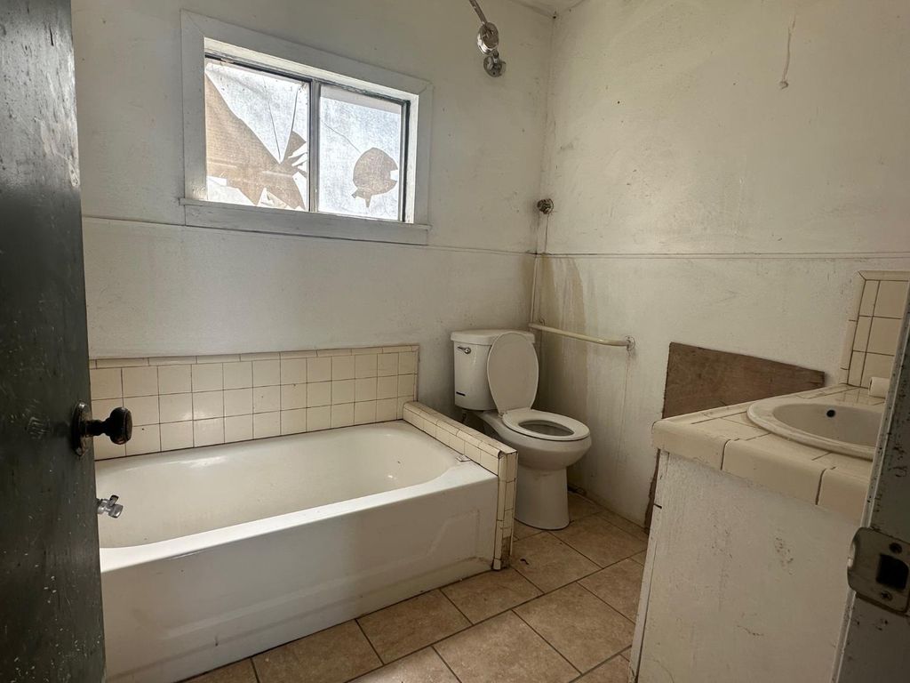 Image 7 of property listing at 7599 Avenue 152, Tipton, CA 93272