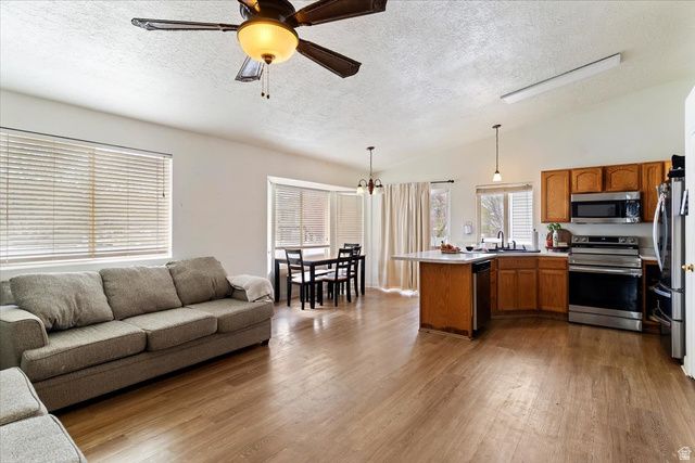 1433 W PEBBLECREEK DR, Layton, UT 84041