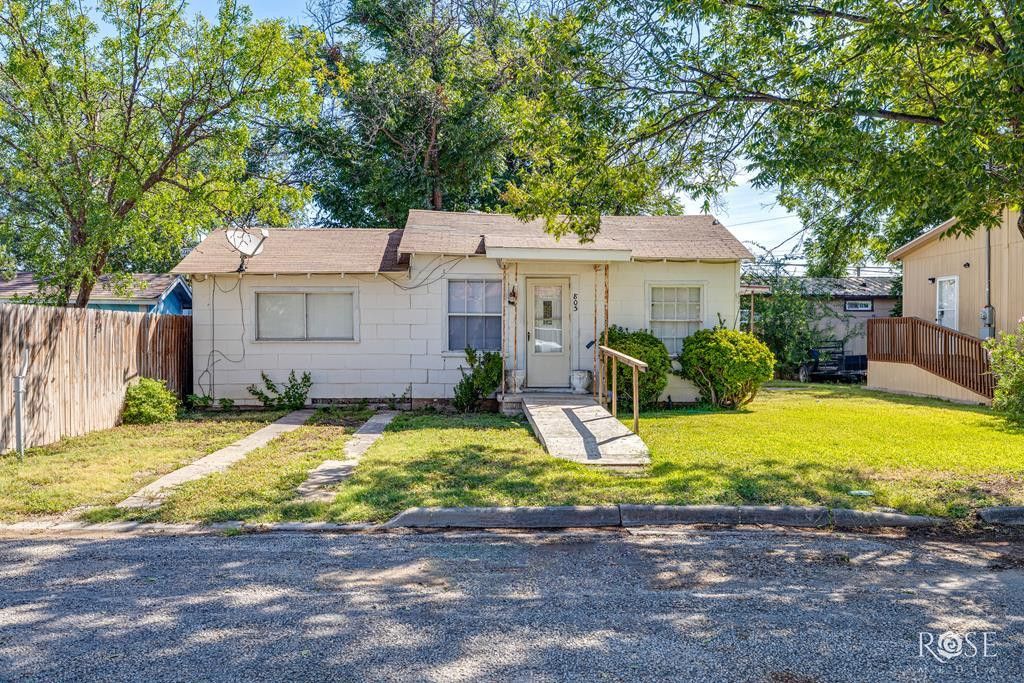 805 Mesquite Avenue, Sonora, TX 76950