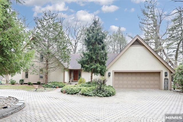 8 Red Rock Trail, Saddle River, NJ 07458