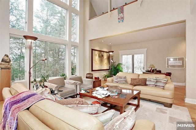 8 Red Rock Trail, Saddle River, NJ 07458