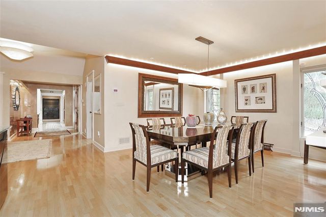 8 Red Rock Trail, Saddle River, NJ 07458