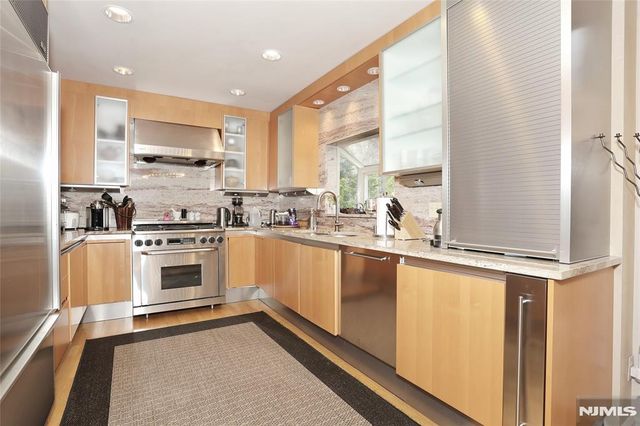 8 Red Rock Trail, Saddle River, NJ 07458