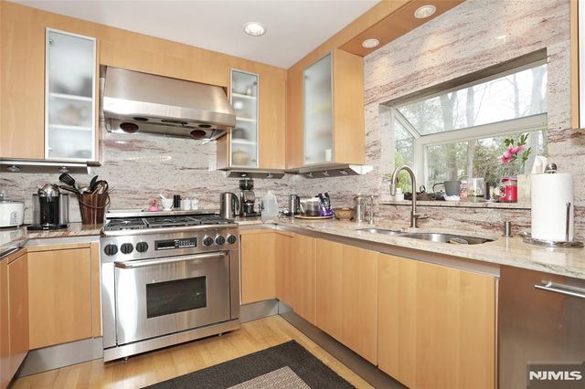 8 Red Rock Trail, Saddle River, NJ 07458