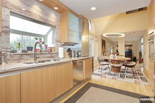 8 Red Rock Trail, Saddle River, NJ 07458