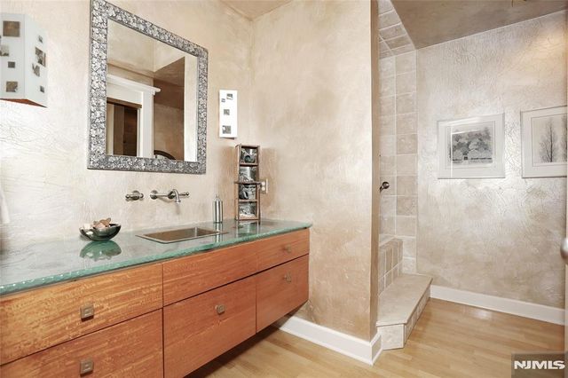 8 Red Rock Trail, Saddle River, NJ 07458