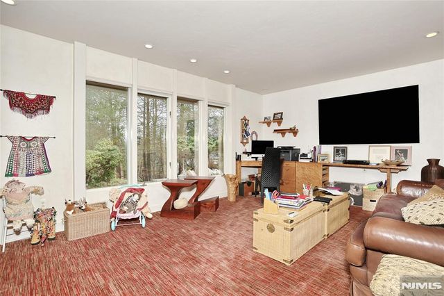 8 Red Rock Trail, Saddle River, NJ 07458