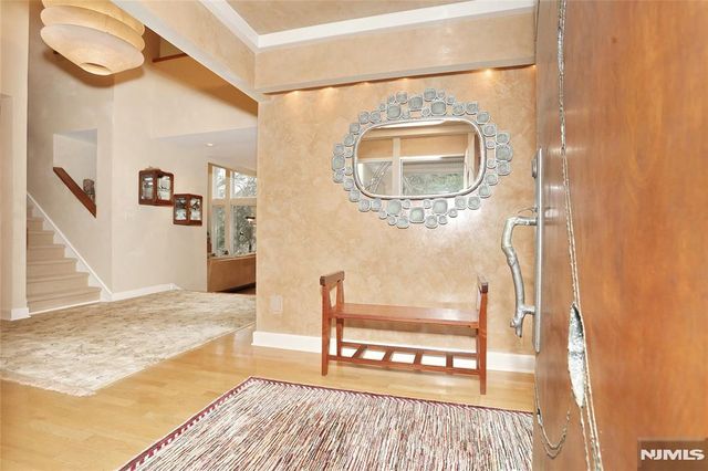 8 Red Rock Trail, Saddle River, NJ 07458