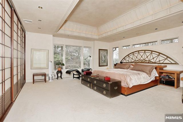 8 Red Rock Trail, Saddle River, NJ 07458