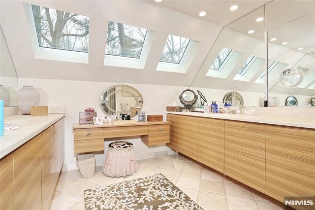 8 Red Rock Trail, Saddle River, NJ 07458