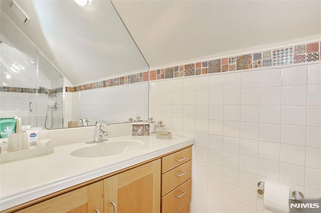 8 Red Rock Trail, Saddle River, NJ 07458