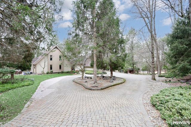 8 Red Rock Trail, Saddle River, NJ 07458