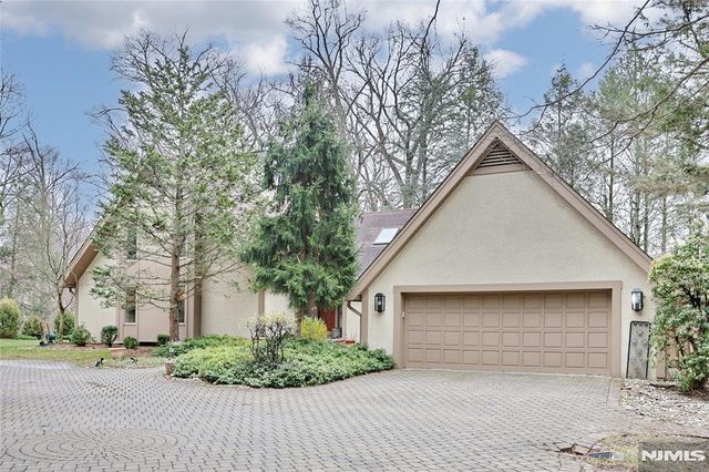 8 Red Rock Trail, Saddle River, NJ 07458