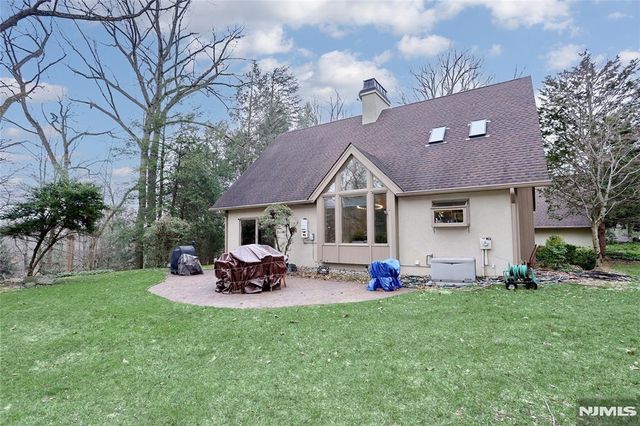 8 Red Rock Trail, Saddle River, NJ 07458