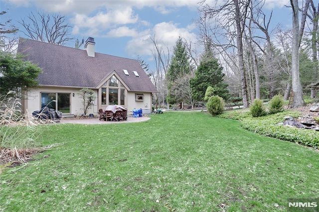 8 Red Rock Trail, Saddle River, NJ 07458