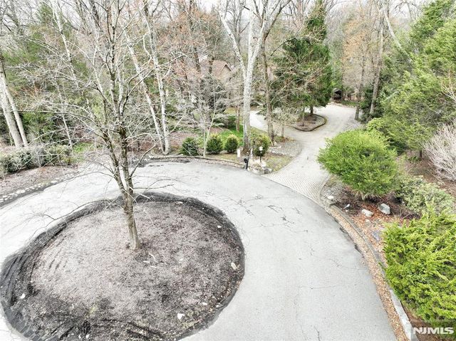 8 Red Rock Trail, Saddle River, NJ 07458