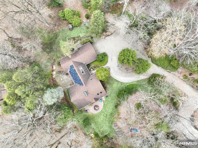 8 Red Rock Trail, Saddle River, NJ 07458