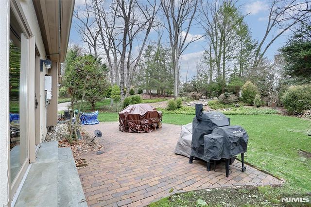 8 Red Rock Trail, Saddle River, NJ 07458
