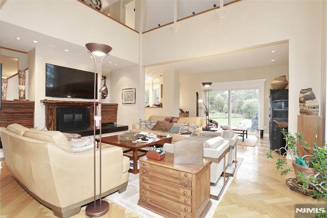 8 Red Rock Trail, Saddle River, NJ 07458