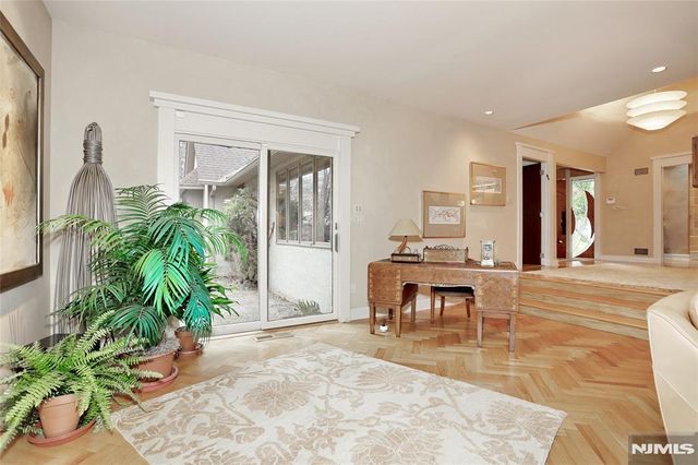 8 Red Rock Trail, Saddle River, NJ 07458