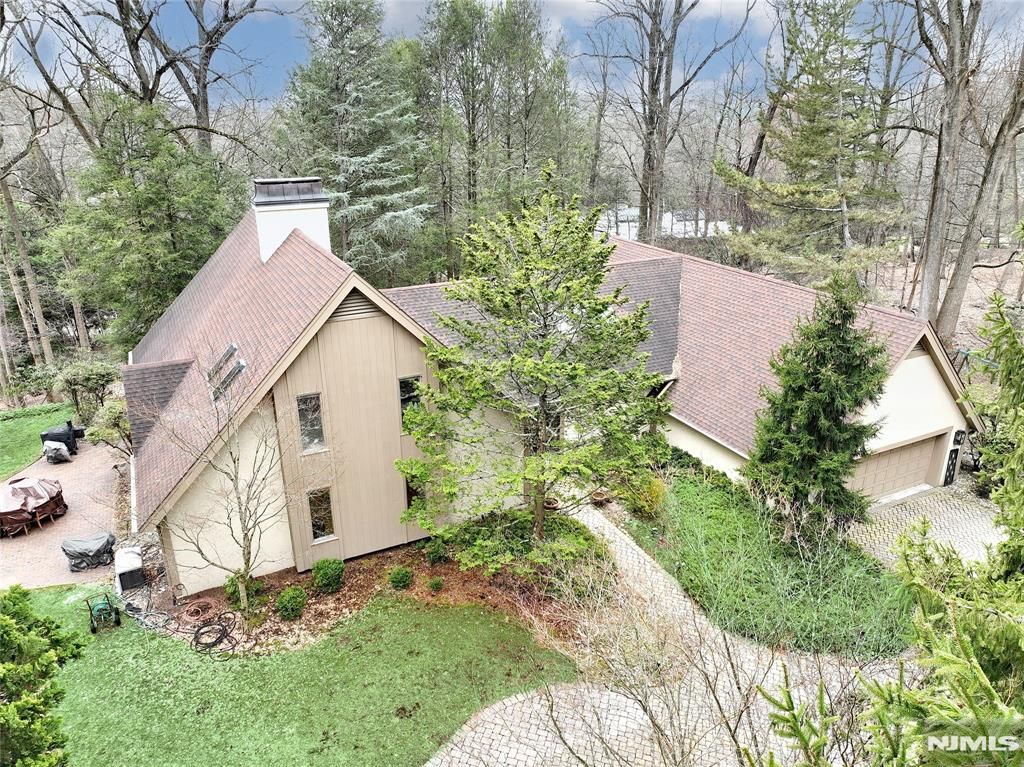 8 Red Rock Trail, Saddle River, NJ 07458
