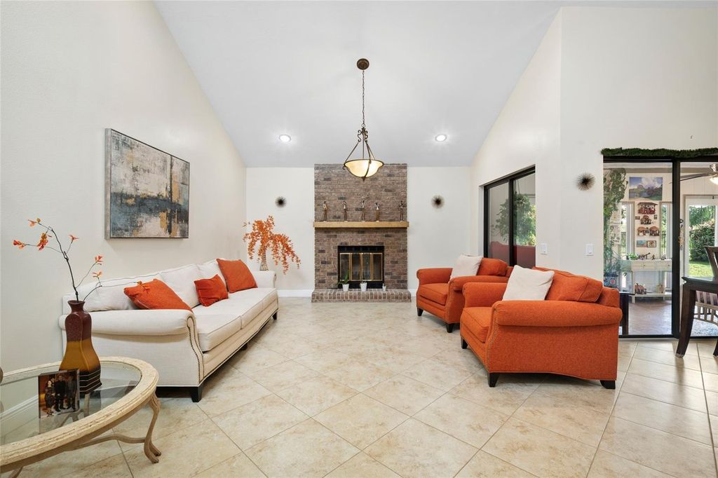 Image 6 of property listing at 6729 EDGEWORTH DRIVE, Orlando, FL 32819
