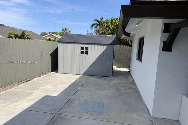 1801 NW 42nd St, Oakland Park, FL 33309