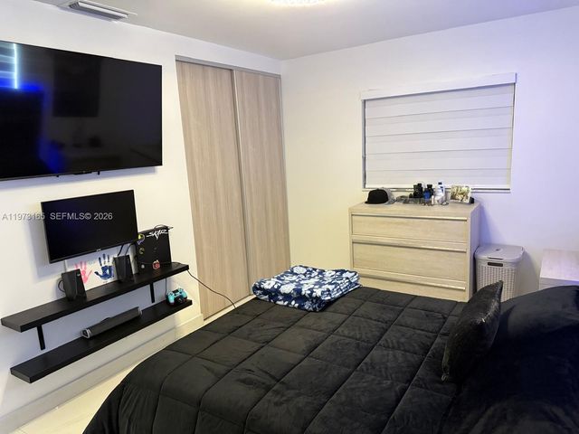 1801 NW 42nd St, Oakland Park, FL 33309